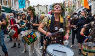 Протести на природозащитници и антиваксъри в Лондон