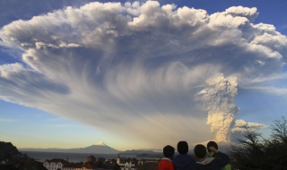 Евакуация в Чили заради изригнал вулкан (Видео)