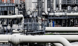 "Газпром" намалява преноса на газ през Украйна за Европа