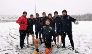 Локо Пд тренира в сняг, играе контрола със Славия