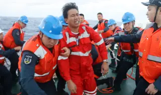 Товарен кораб с 21 филипинци се обърна в Южнокитайско море, тече спасителна операция