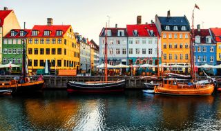"Може да събират фасове": Дания иска да задължи мигрантите да работят