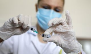 Pfizer съкращава доставките на ваксини
