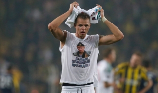 Глобиха футболиста, показал тениска с лика на Путин