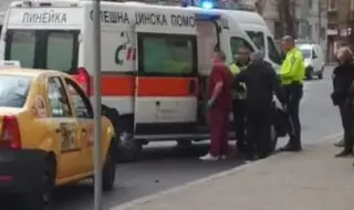 Такси блъсна пешеходци в София
