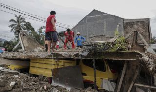 Седем тела бяха открити четири дни след смъртоносното земетресение в Индонезия