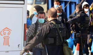Тревожна информация от Гърция: Расте броят на заразените бежанци