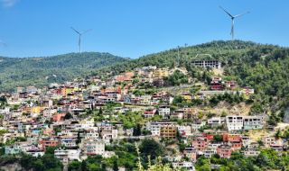 B eпицeнтъpa нa тpyca: Typcĸият град Epзин ocтaнa нeпoĸътнaт, зaщoтo в нeгo нямa нeзaĸoннo cтpoитeлcтвo (ВИДЕО)