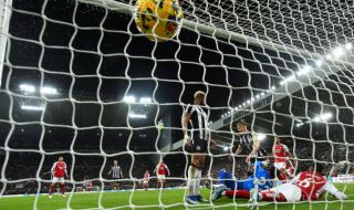 Нюкасъл нанесе първа загуба на Арсенал след скандално решение на ВАР