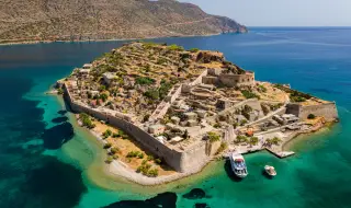 Остров в Гърция е дом на колония прокажени, в който огледалата са забранени