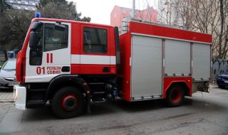 Пожар в шахта с кабели остави хиляди в София без ток