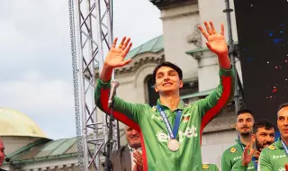 Фенка предложи брак на Мони Николов