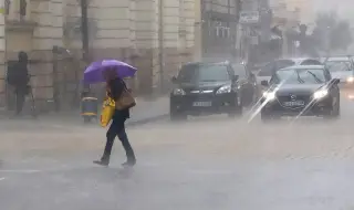 Оранжев и жълт код за значителни валежи са обявени в няколко области