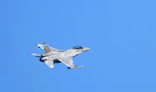 Полски боен изтребител F-16 се разби по време на репетиция за авиационно шоу, пилотът загина