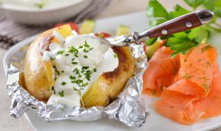 Рецепта за вечеря: Картофи във фолио с подправки и сметана