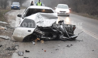 Трима пострадаха в тежка катастрофа във Врачанско (Снимки)