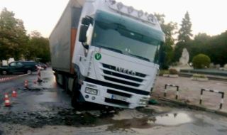 Инцидент: ТИР пропадна на републиканския път Девин- Кричим- Стамболийски 