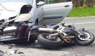 Моторист е в тежко състояние след сблъсък с кола в София