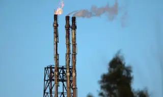 Дрон удари рафинерия в Саудитска Арабия, Aramco спира временно производството