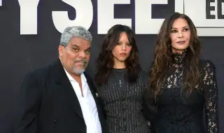 56-годишната Катрин Зита-Джоунс се появи в къса рокля на премиерата на "Wednesday" СНИМКИ