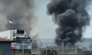 Пожар бушува край завод между Хасково и Димитровград ВИДЕО