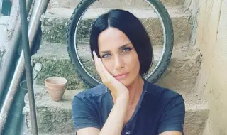 Вандали счупиха колата на Мария Силвестър