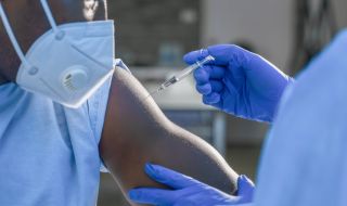 Aмериканците недоволни: Не могат да се ваксинират в чужбина