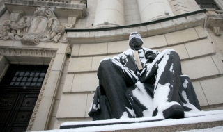 Скулптурите в София осъмнаха със завързани очи