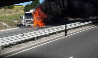 Камион горя на магистрала "Струма" (СНИМКИ)