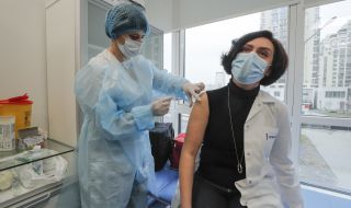 Сърбия планира задължителна ваксинация срещу COVID-19 за медиците