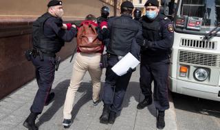 Московската полиция нахлу в домовете на опозиционни активисти