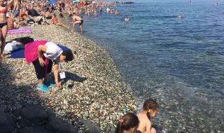 Туристка в странна поза на плажа разгневи мрежата