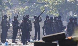 Застреляха двама протестиращи срещу военната хунта, банките затвориха