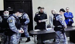 Навални съобщи, че го съдят за тероризъм
