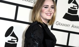 Адел преговаря за многомилионен договор