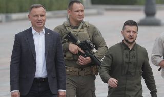 На фронтовата линия! Зеленски посети освободения от украинските сили град Изюм