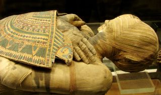 Откриха мумия със златен език в Египет