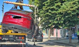 Тузарски модел Tesla се опъна на паяка в Пловдив (СНИМКИ) 