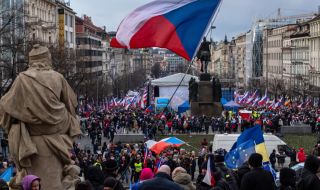 Хиляди излязоха на протест в Прага срещу кабинета и подкрепата му за Украйна