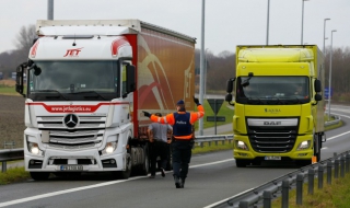 Ограничават движението на тежките камиони