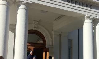 Пред парламента е спокойно