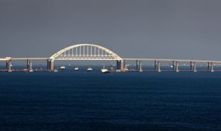 В САЩ: Украйна трябва да удари Кримския мост с американско оръжие