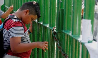 Хуманитарна помощ за децата по границата между САЩ и Мексико