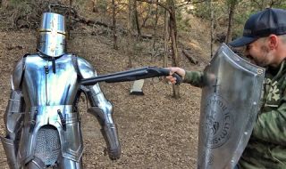 Издържа ли рицарската броня на съвременни оръжия? (ВИДЕО)