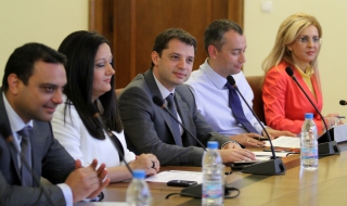 Режат експертните възнаграждения на чиновниците