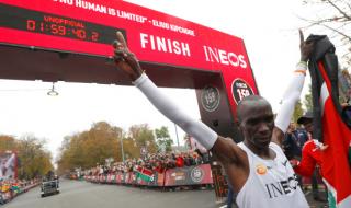 Кениец стана първият човек в историята, завършил маратон за по-малко от два часа