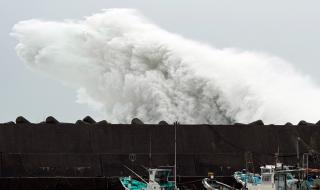Опустошителен тайфун приближава столица (СНИМКИ)