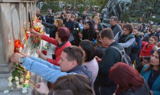 Хиляди почетоха паметта на Виктория Маринова (СНИМКИ)
