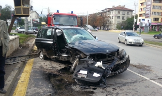 Трима в болница след катастрофа на бул. "България"