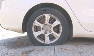 Мъж сряза гумите на коли на НАП и полицията
